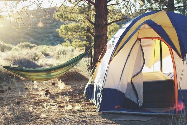 Quels sont les conseils pour un camping en région de montagnes avec conditions extrêmes?